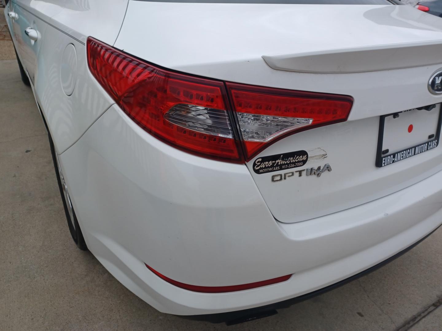 2011 WHITE /BLACK Kia Optima SX (KNAGR4A68B5) with an 2.4L L4 DOHC 16V TURBO engine, 6-Speed Automatic transmission, located at 2001 E. Lancaster, Ft. Worth, 76103, (817) 336-7000, 32.746181, -97.301018 - Photo#7